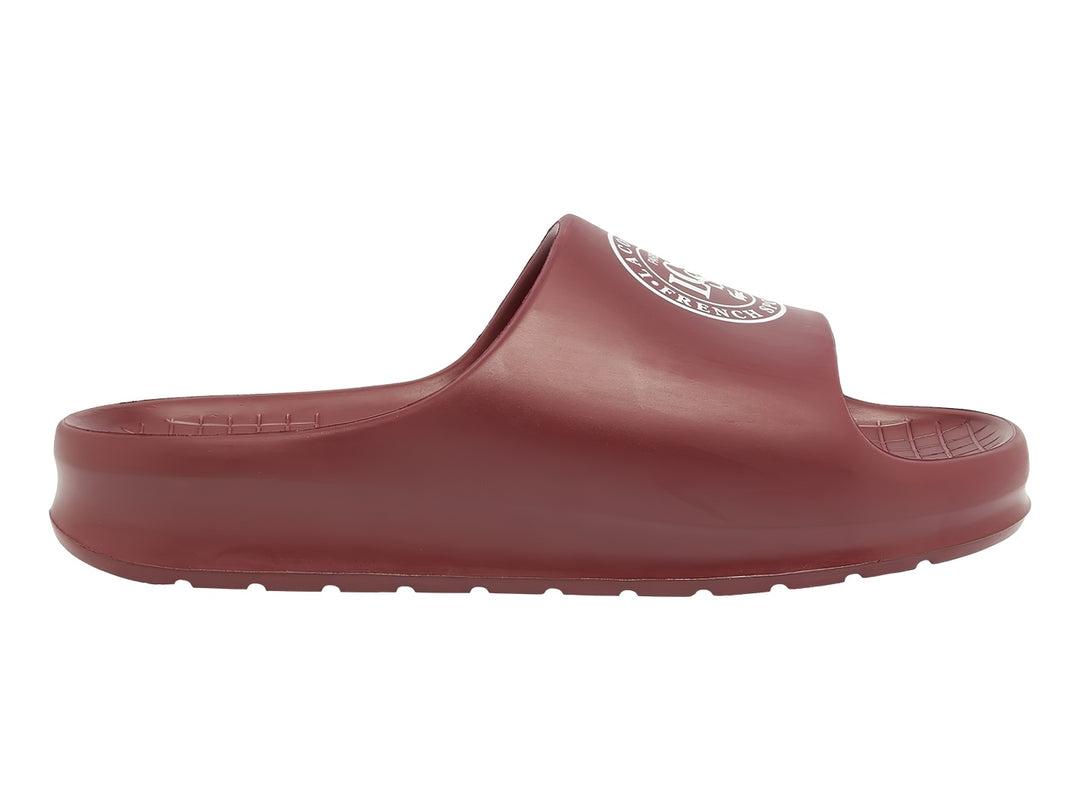 Sandalias tipo slide Lacoste en color burgundy con logo blanco en la banda superior.