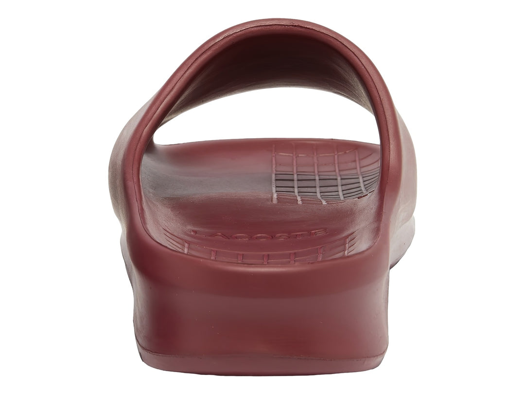 Sandalias tipo slide Lacoste en color burgundy con logo blanco en la banda superior.