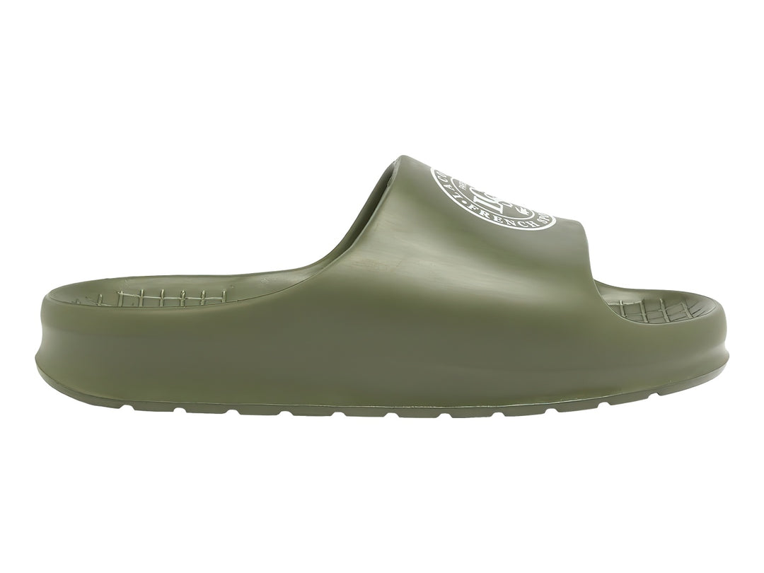 Sandalia LACOSTE SERVE SLIDE 2.0 color verde oliva con logotipo blanco en la banda superior.