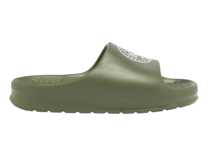 Sandalia LACOSTE SERVE SLIDE 2.0 color verde oliva con logotipo blanco en la banda superior.