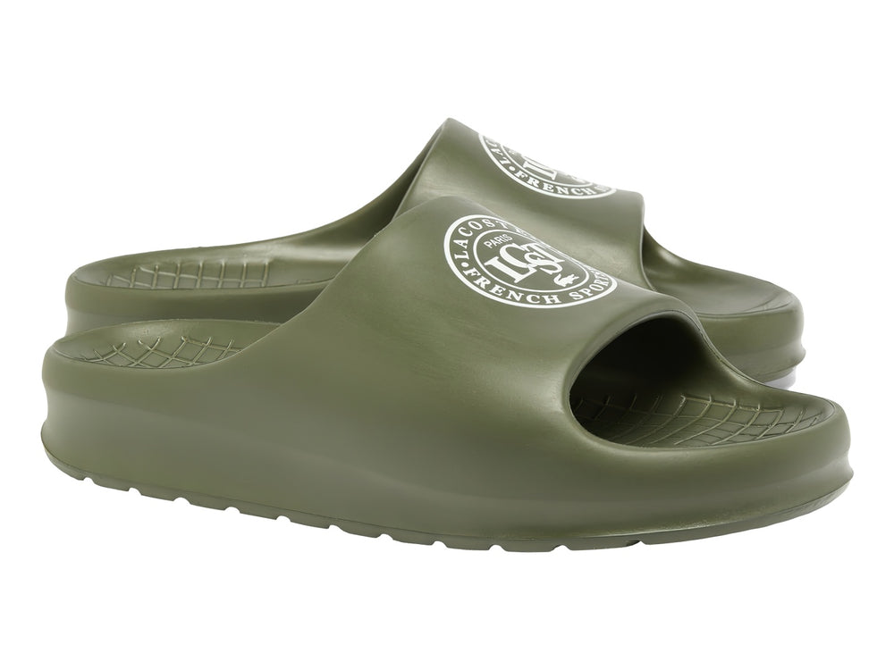 Sandalia LACOSTE SERVE SLIDE 2.0 color verde oliva con logotipo blanco en la banda superior.