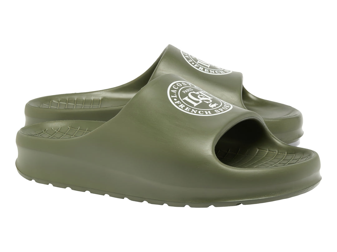 Sandalia LACOSTE SERVE SLIDE 2.0 color verde oliva con logotipo blanco en la banda superior.