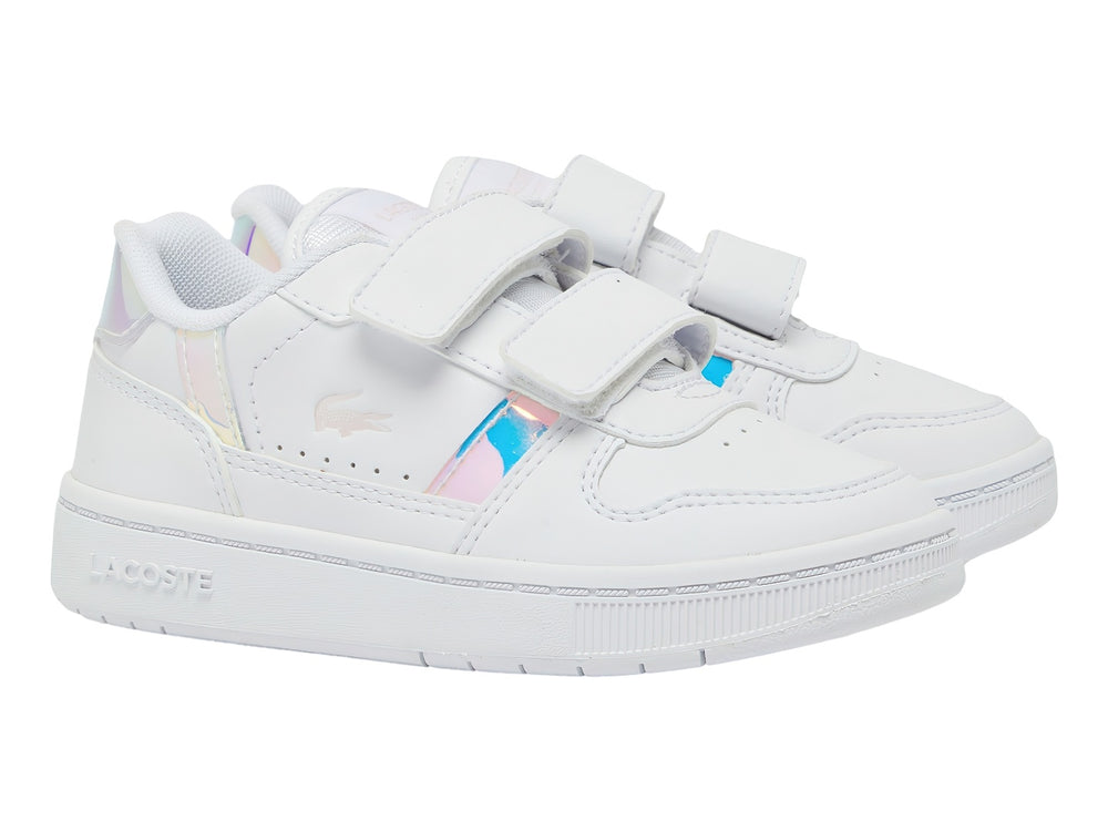 Tenis blancos Lacoste con detalles iridiscentes en rosa y azul y cierre de velcro.