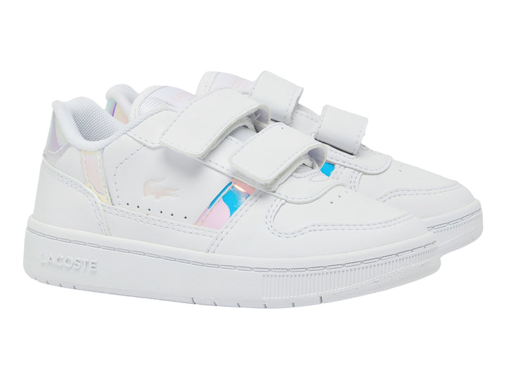 Tenis blancos Lacoste con detalles iridiscentes en rosa y azul y cierre de velcro.