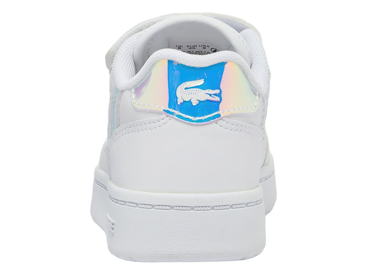 Tenis blancos Lacoste con detalles iridiscentes en rosa y azul y cierre de velcro.