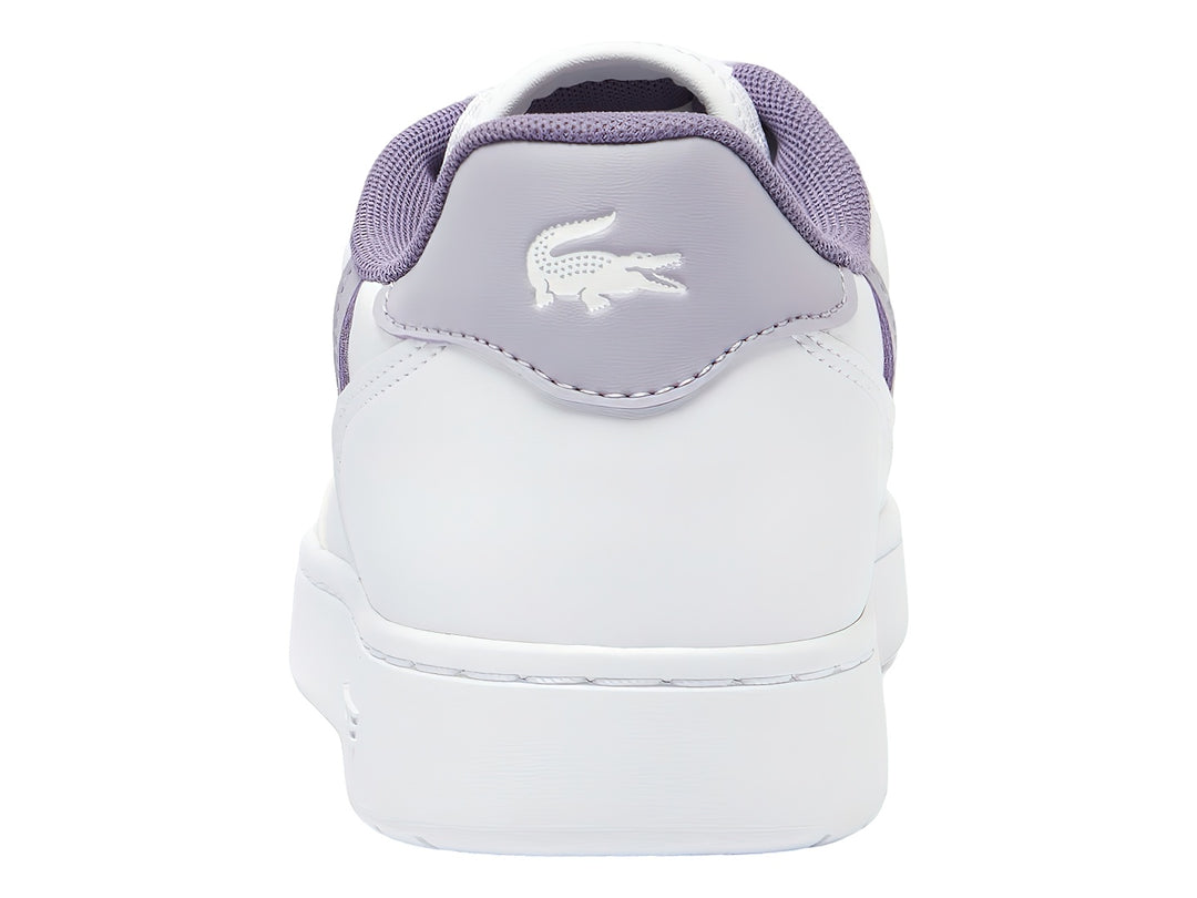Tenis Lacoste blancos con detalles en color morado claro, diseño deportivo y casual.