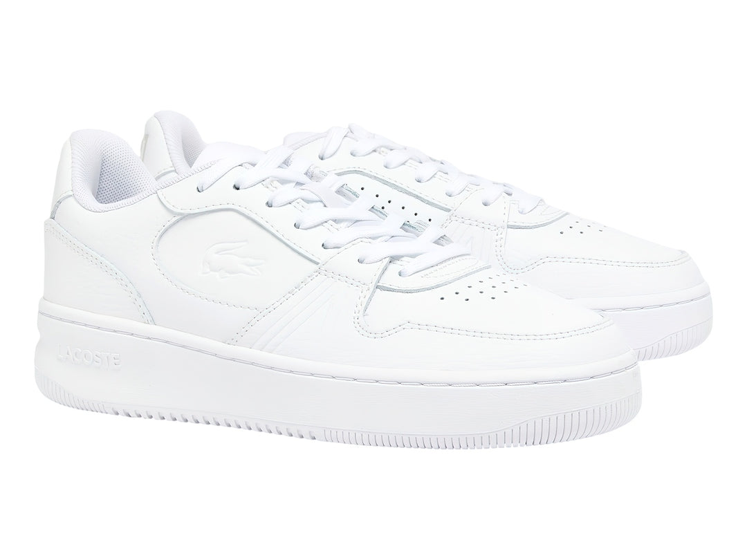 Tenis deportivos Lacoste de color blanco con suela plana y cordones.