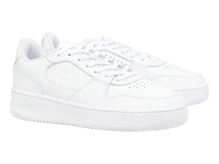 Tenis deportivos Lacoste de color blanco con suela plana y cordones.