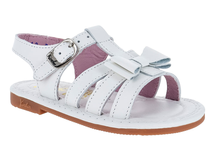 Sandalia blanca infantil con correas, hebilla metálica y suela color café.