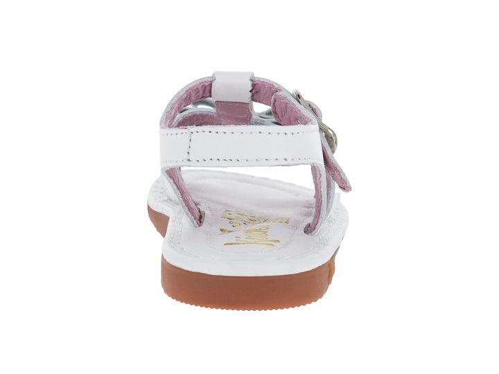 Sandalia blanca infantil con correas, hebilla metálica y suela color café.