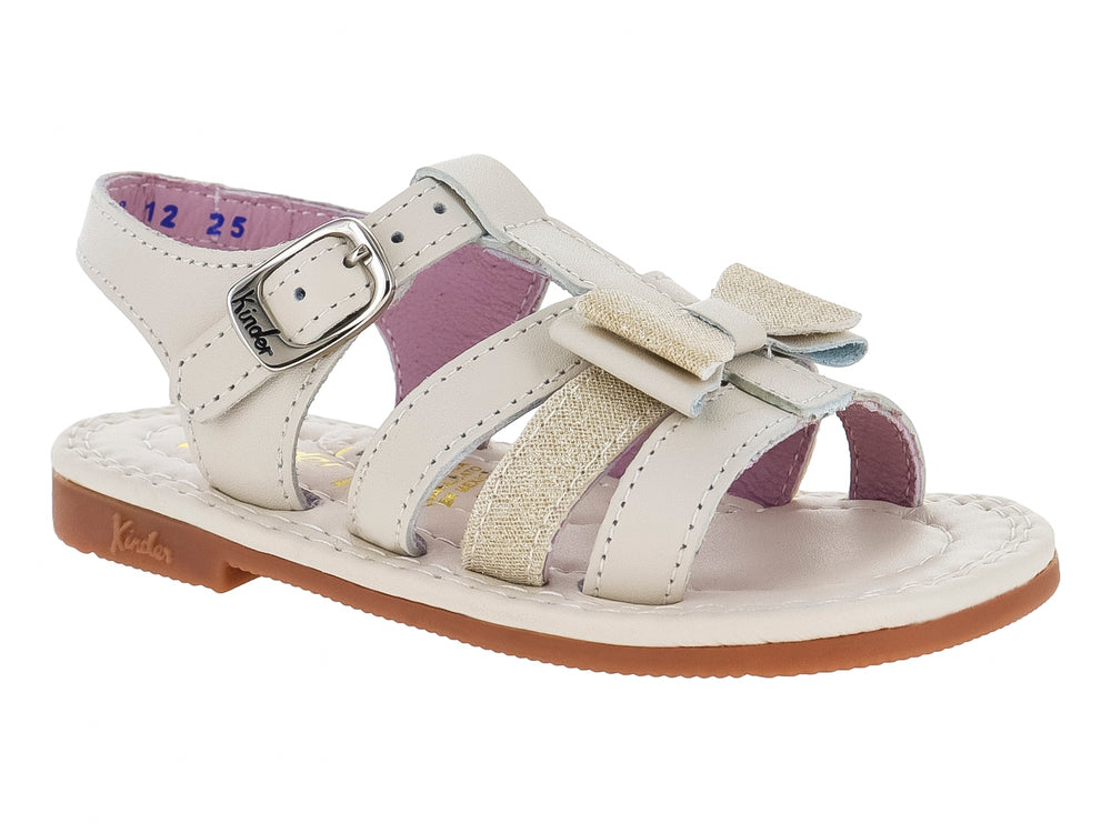 Sandalia infantil color beige con correas, hebilla metálica y suela color café.