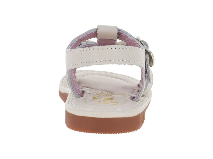Sandalia infantil color beige con correas, hebilla metálica y suela color café.