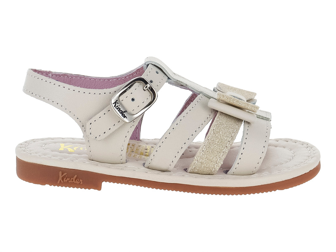 Sandalia beige para niña con correas cruzadas, detalle de moño y cierre de hebilla metálica.