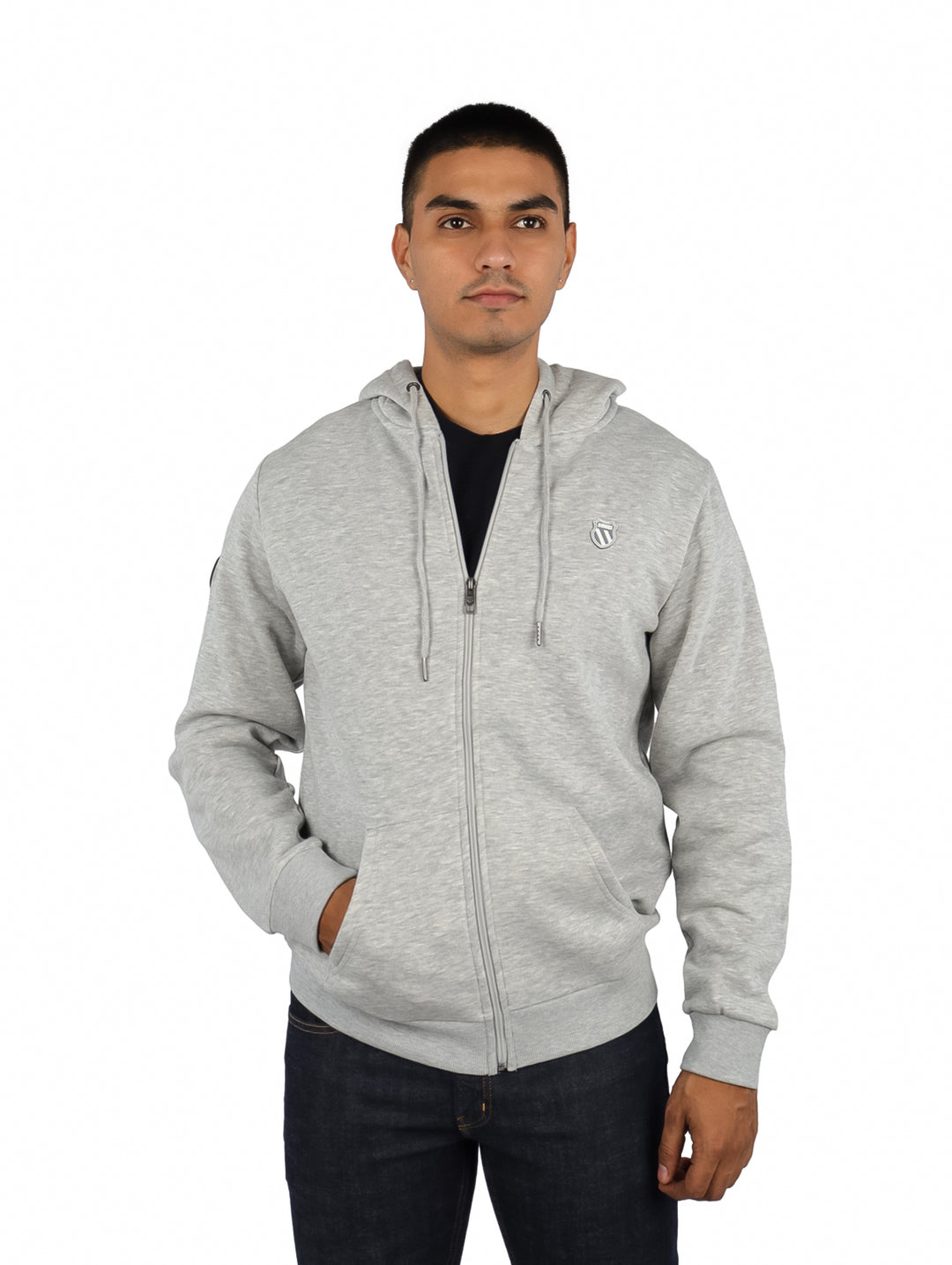 Hombre vistiendo sudadera gris con capucha y cierre frontal de la marca K-Swiss.