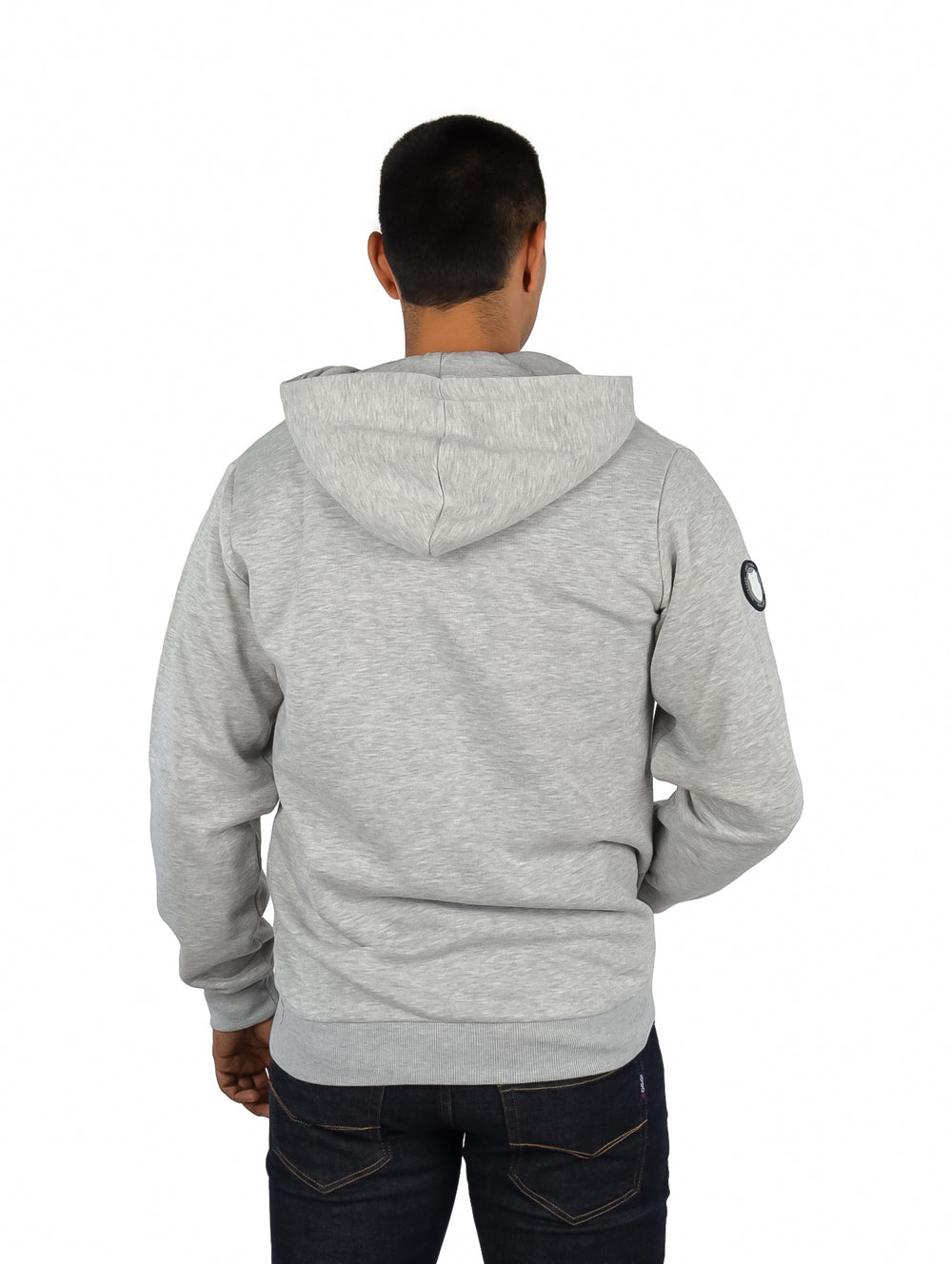 Hombre vistiendo sudadera gris con capucha y cierre frontal de la marca K-Swiss.