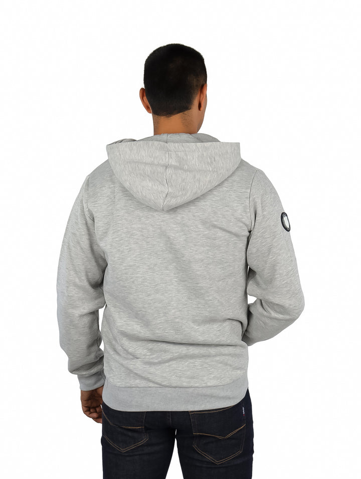 Hombre vistiendo sudadera gris con capucha y cierre frontal de la marca K-Swiss.