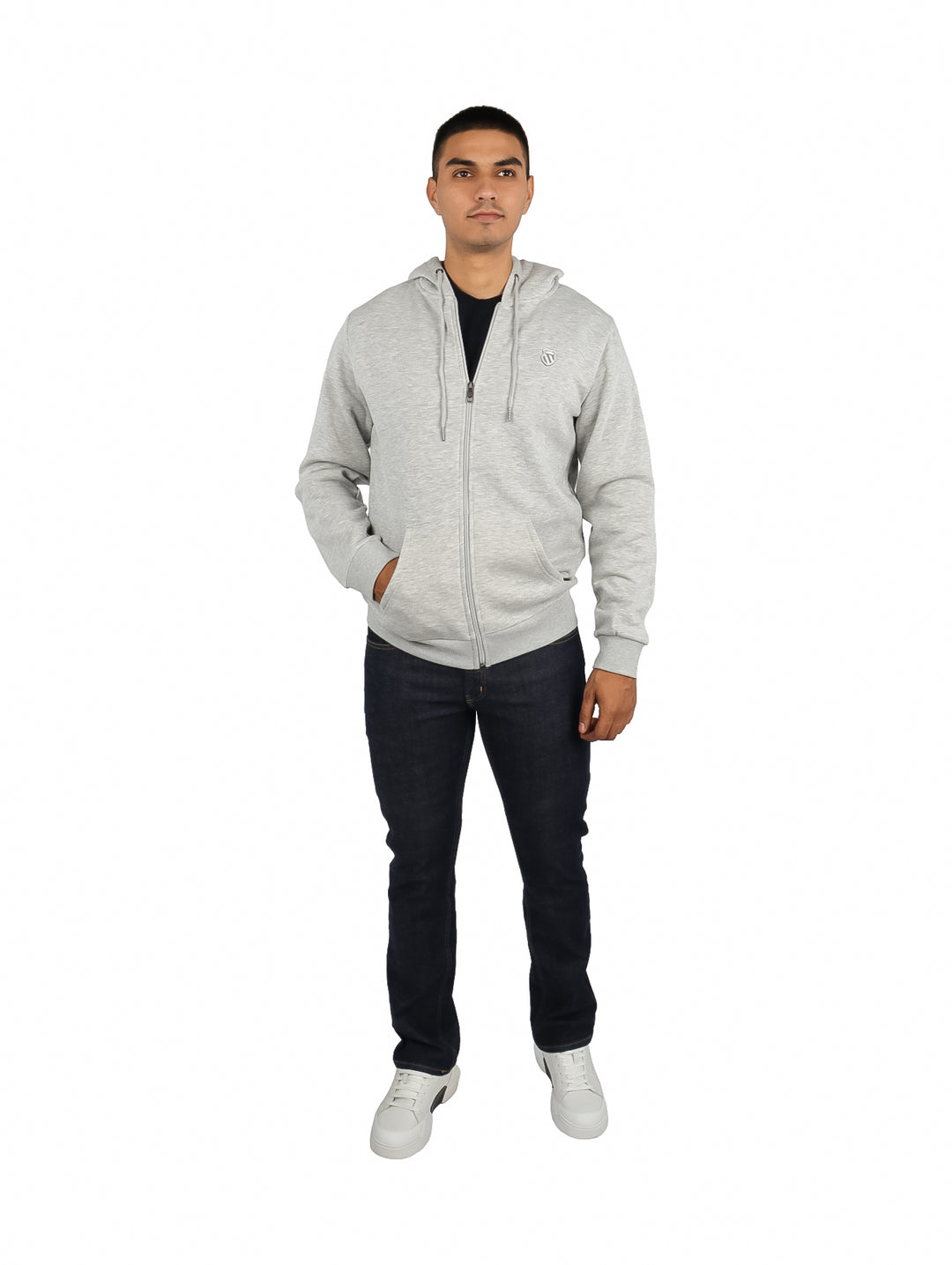 Hombre vistiendo sudadera gris con capucha y cierre frontal de la marca K-Swiss.