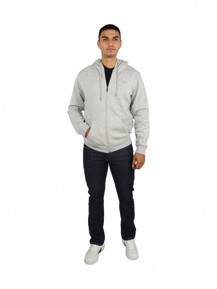 Hombre vistiendo sudadera gris con capucha y cierre frontal de la marca K-Swiss.