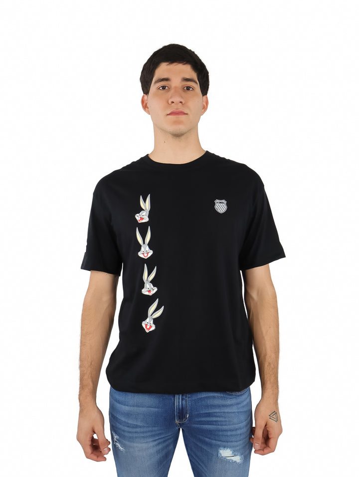 Playera negra de manga corta K-Swiss con estampado vertical de Bugs Bunny en el frente.
