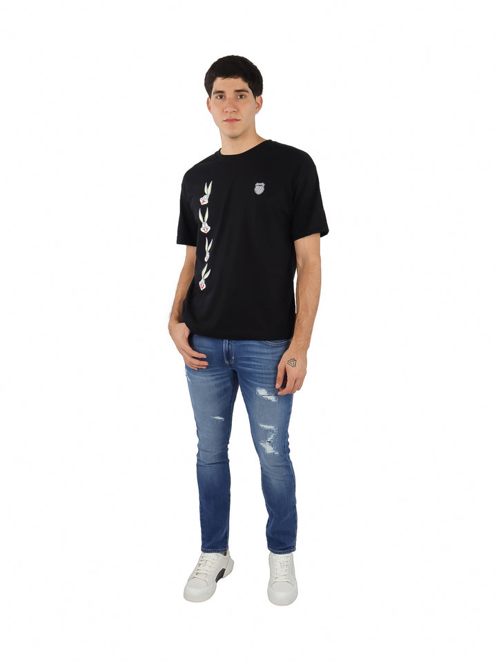 Playera negra de manga corta K-Swiss con estampado vertical de Bugs Bunny en el frente.