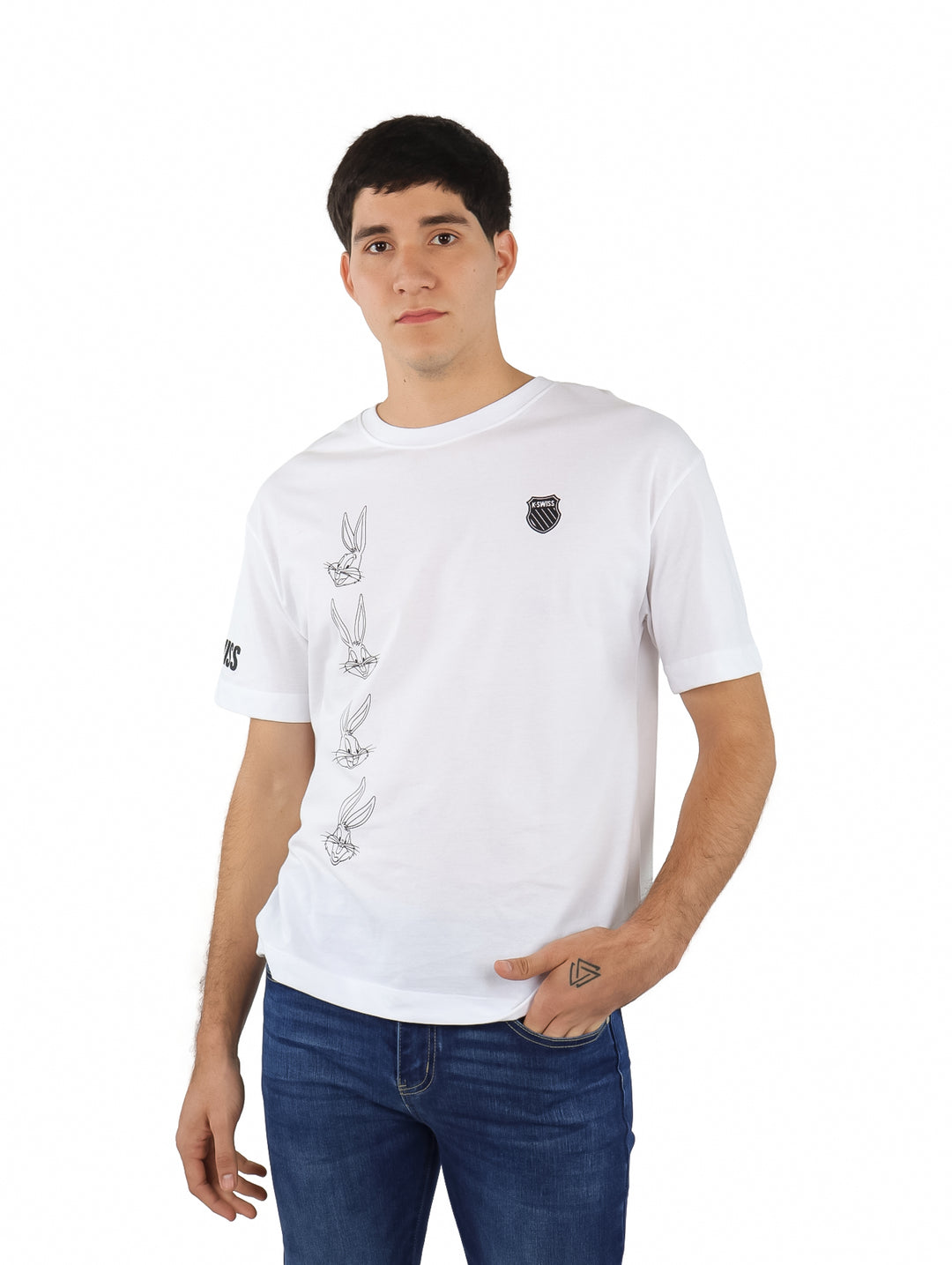 Hombre vistiendo playera blanca de manga corta K-Swiss con estampados laterales y logo en el pecho.