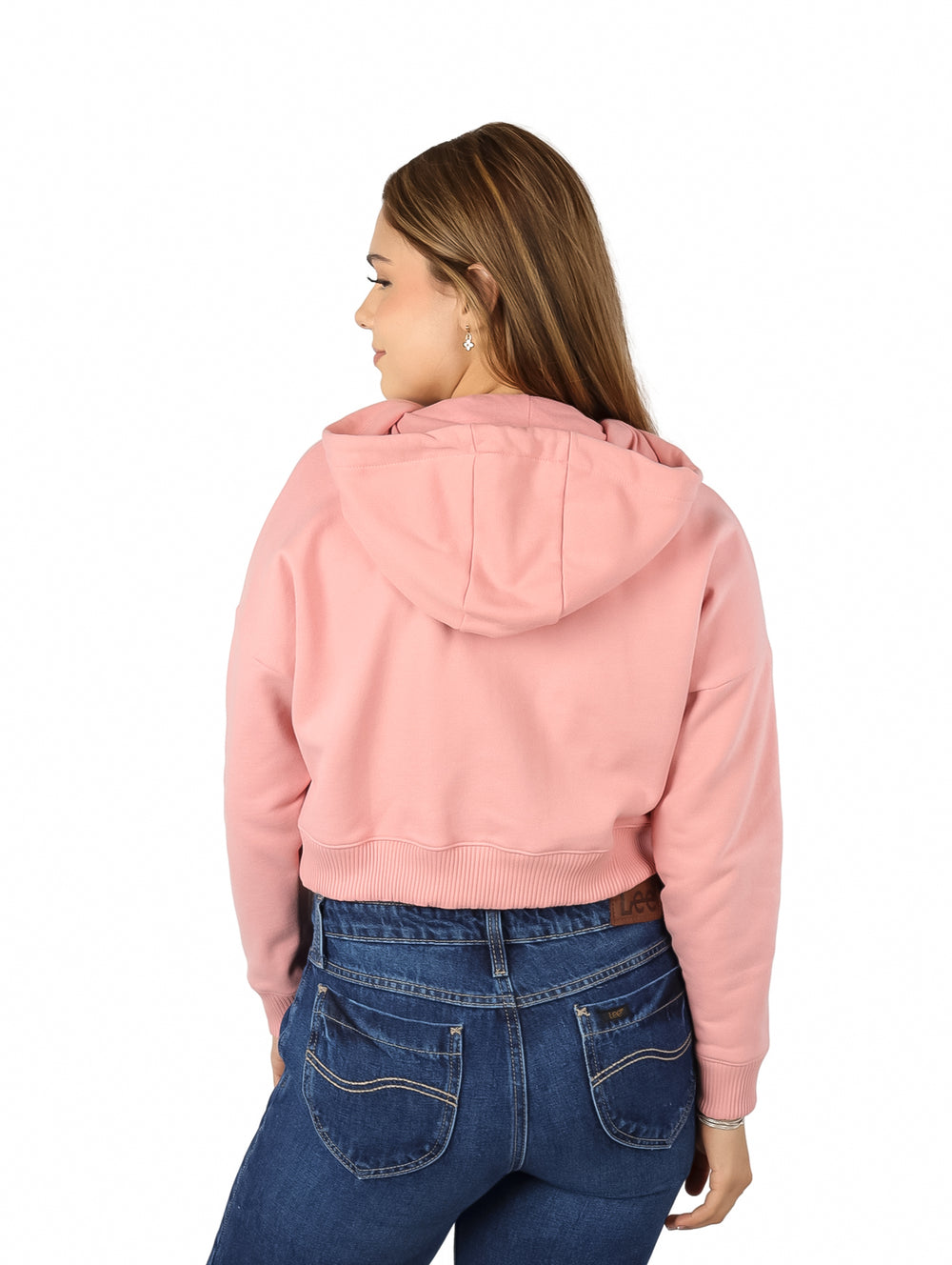 Mujer vistiendo sudadera rosa corta con capucha de la marca K-Swiss