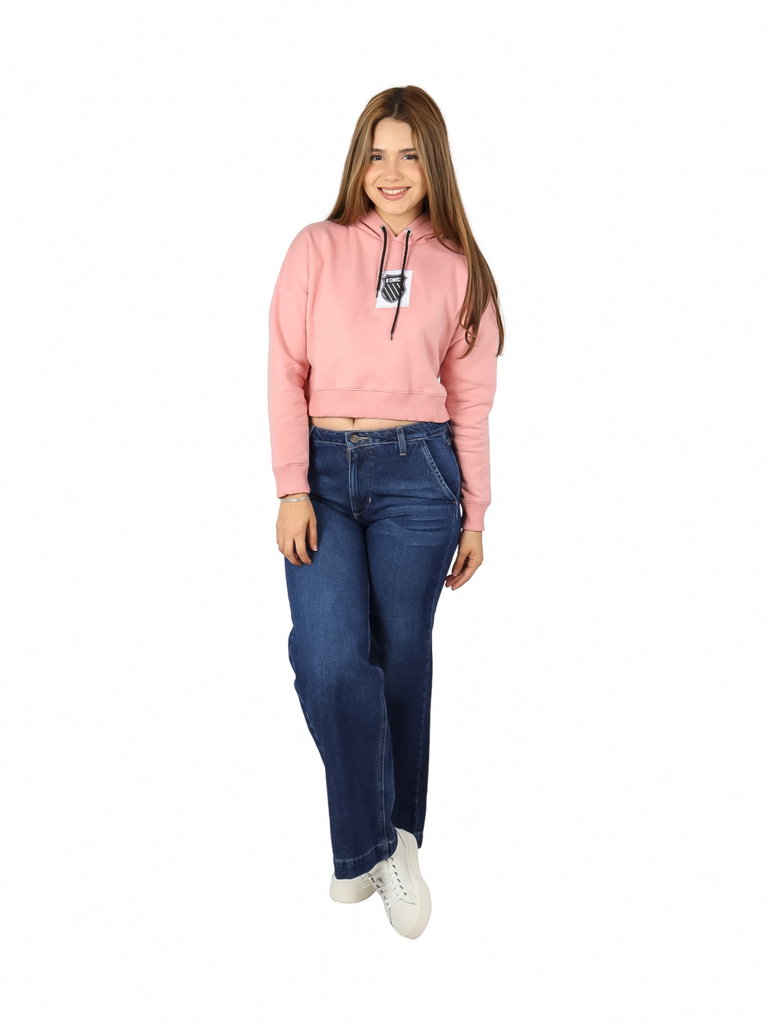 Mujer vistiendo sudadera rosa corta con capucha de la marca K-Swiss