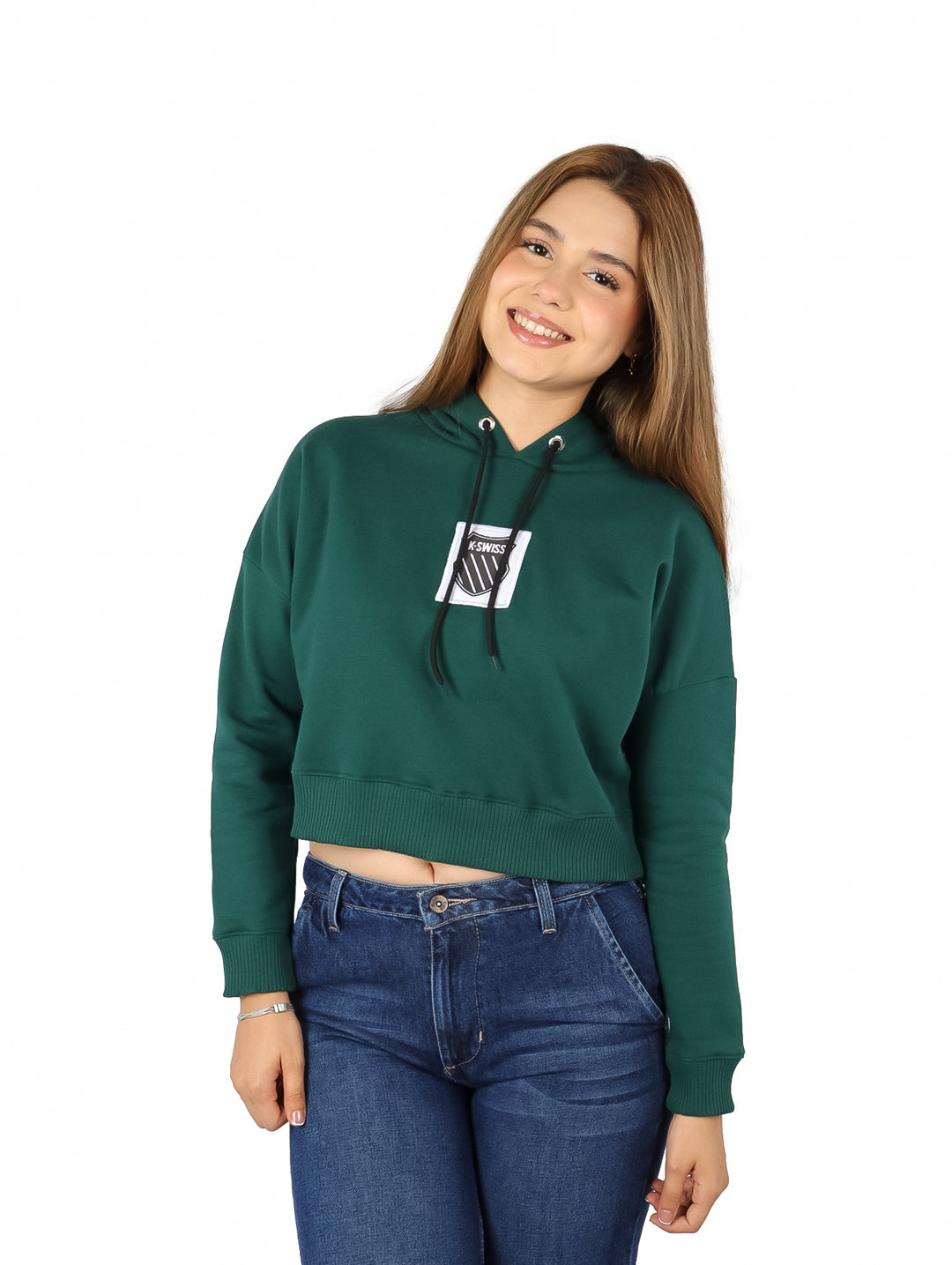 Mujer vistiendo sudadera corta verde con capucha de la marca K-Swiss.