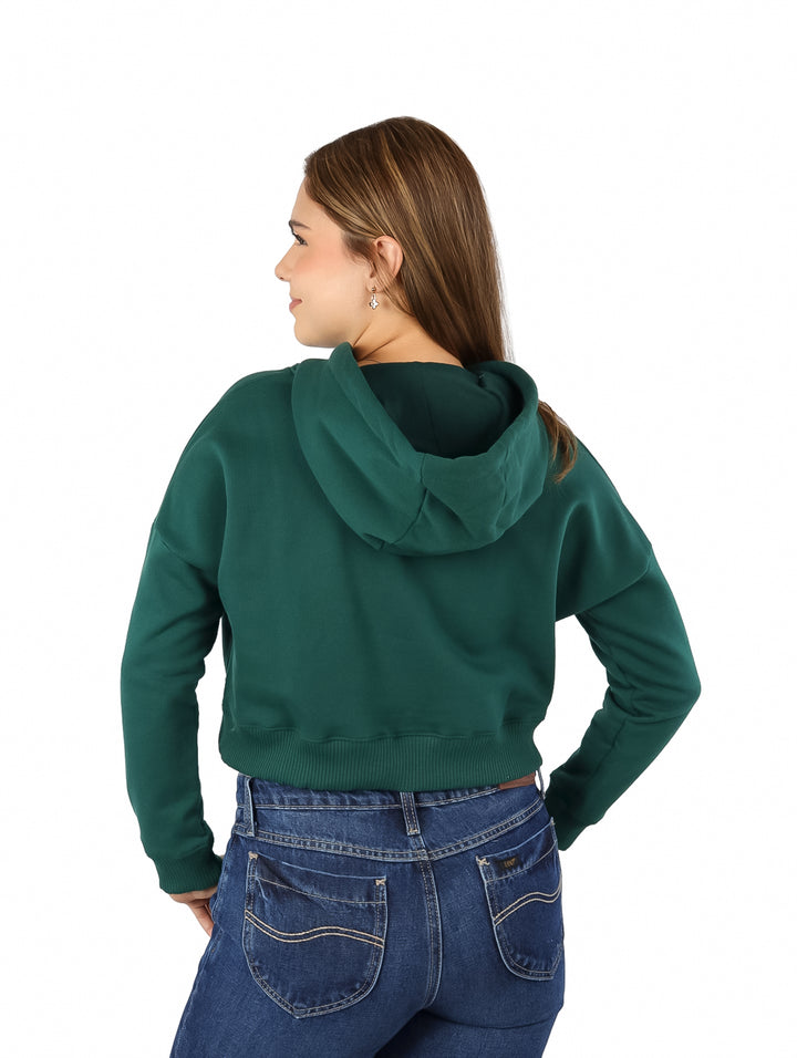 Mujer vistiendo sudadera corta verde con capucha de la marca K-Swiss.
