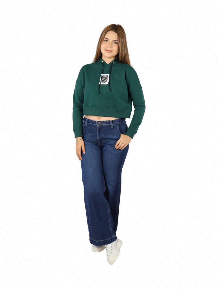 Mujer vistiendo sudadera corta verde con capucha de la marca K-Swiss.