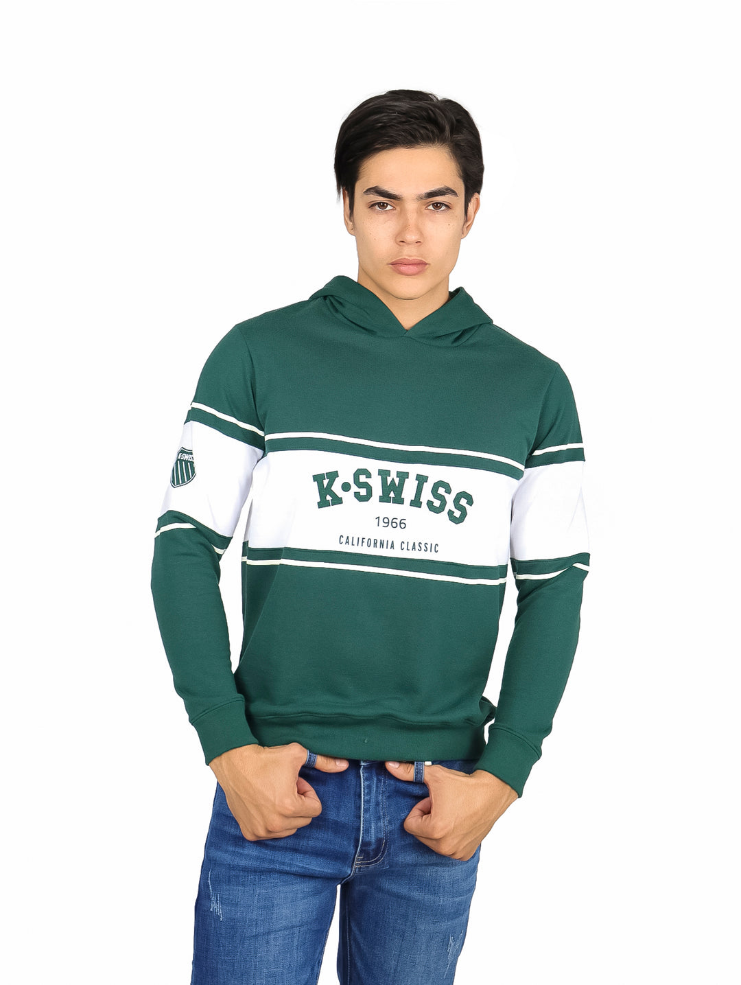 Hombre vistiendo sudadera verde K-SWISS con capucha y franja blanca horizontal en el pecho.
