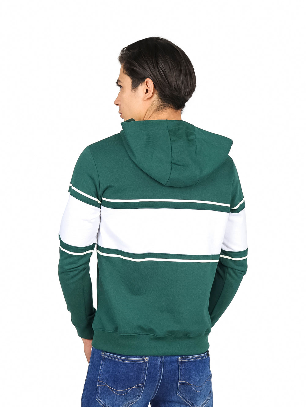 Hombre vistiendo sudadera verde K-SWISS con capucha y franja blanca horizontal en el pecho.