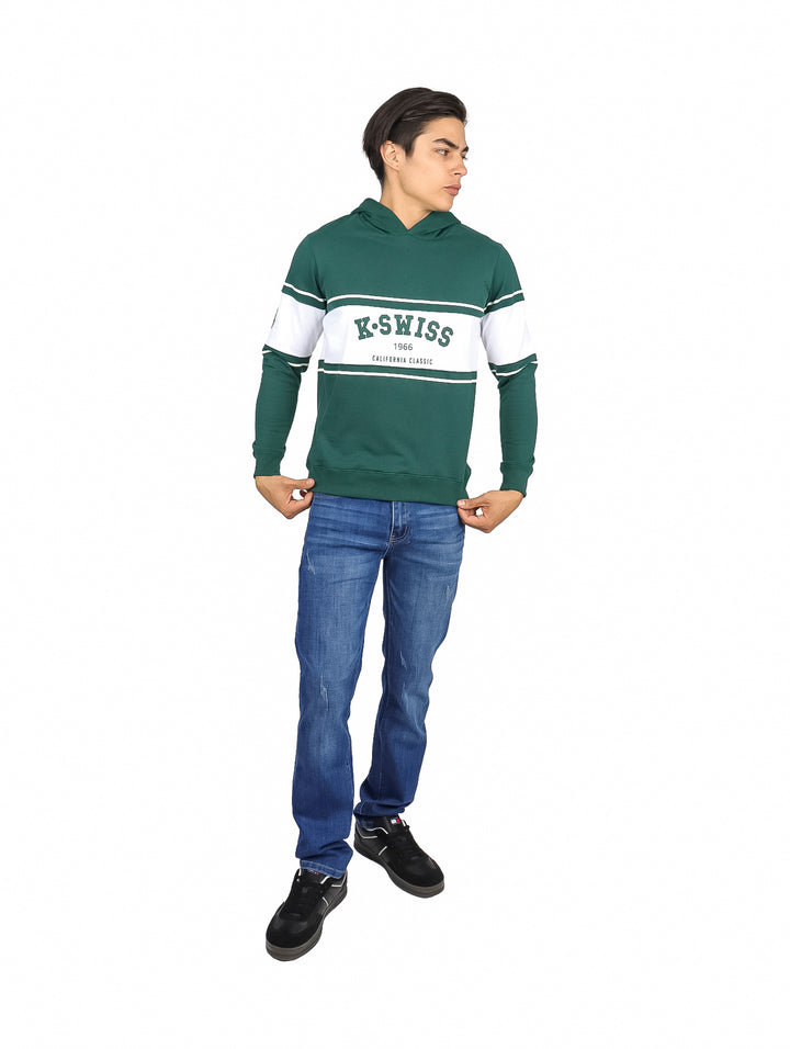 Hombre vistiendo sudadera verde K-SWISS con capucha y franja blanca horizontal en el pecho.