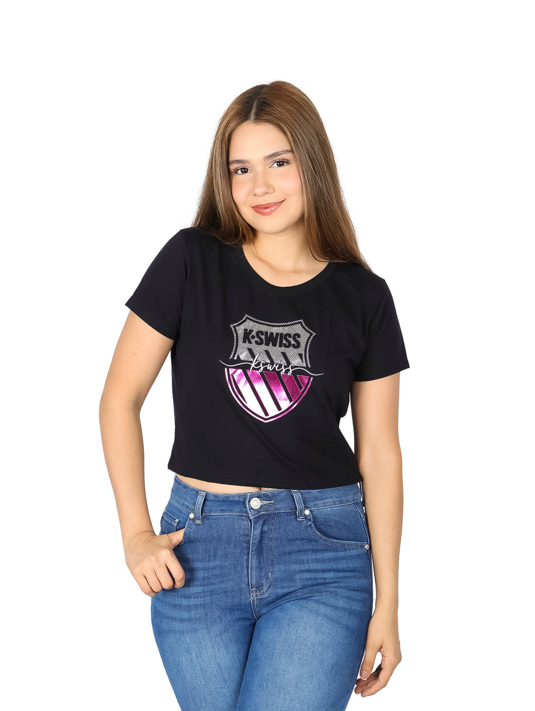 Mujer vistiendo una playera corta negra de marca K-SWISS con logotipo frontal y pantalones de mezclilla azules.