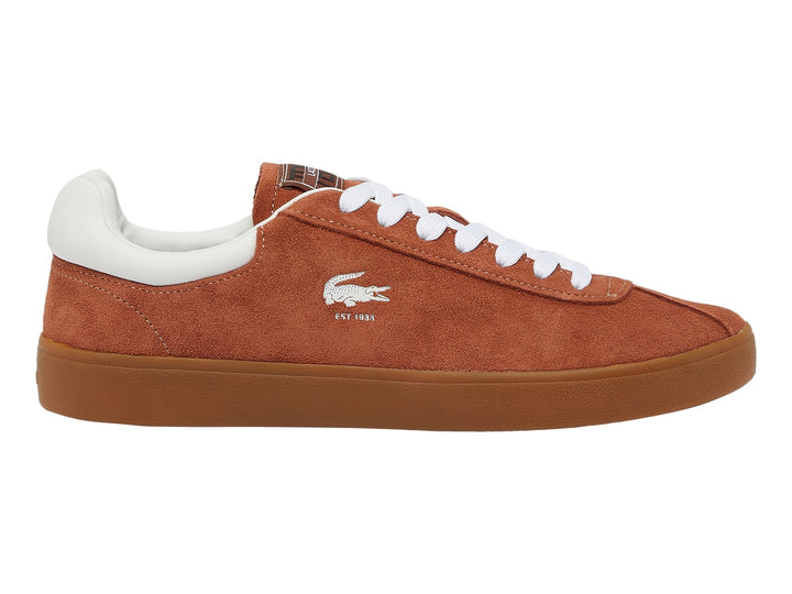 Tenis Lacoste color marrón de gamuza con suela de goma y detalles en blanco.