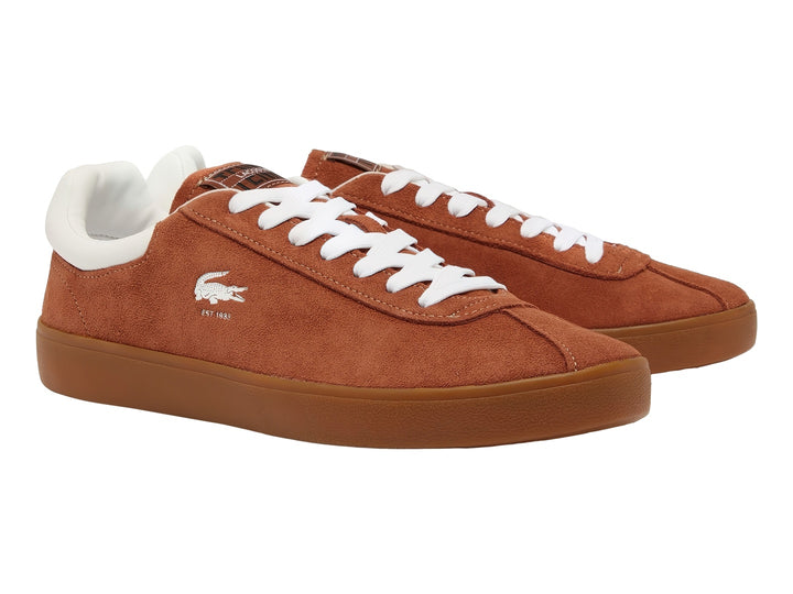 Tenis Lacoste color marrón de gamuza con suela de goma y detalles en blanco.