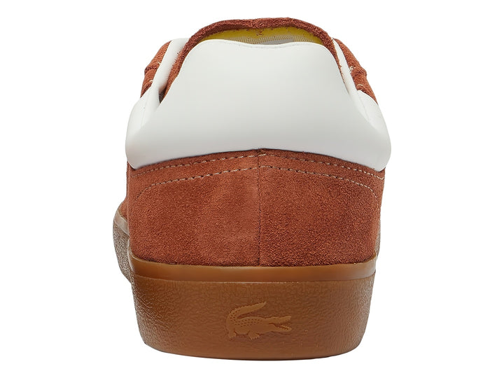 Tenis Lacoste color marrón de gamuza con suela de goma y detalles en blanco.
