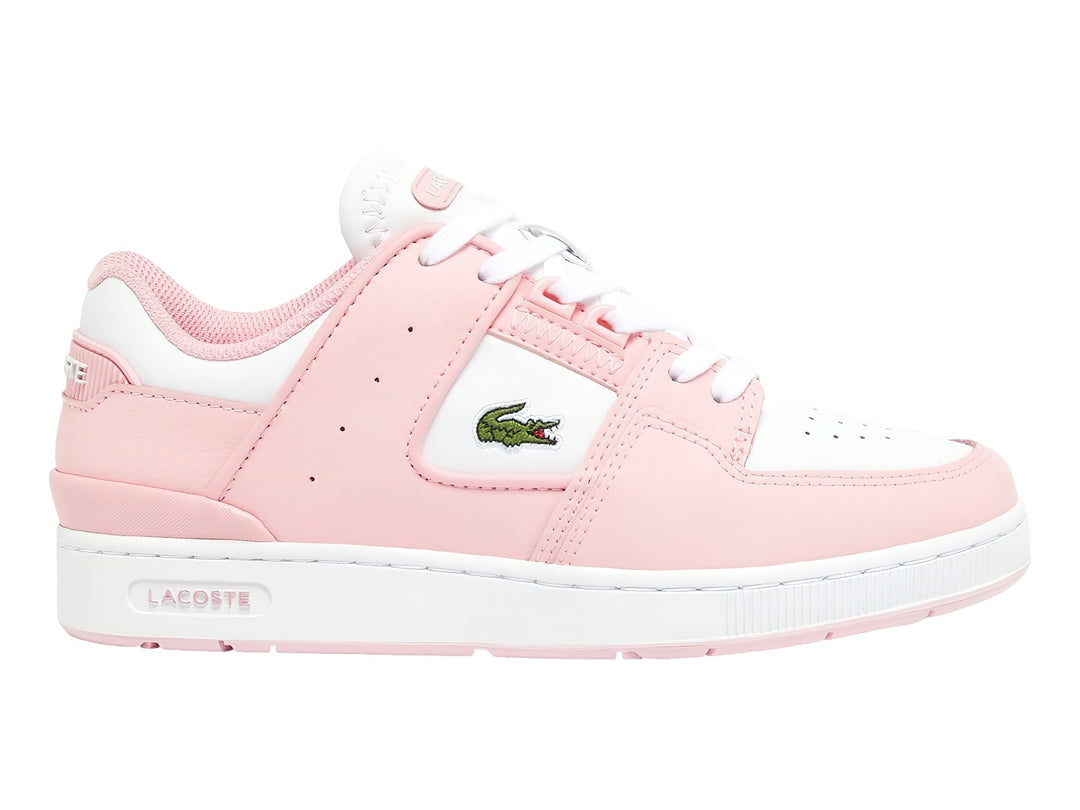 Tenis Lacoste en color rosa y blanco con suela blanca y logotipo del cocodrilo en el lateral.