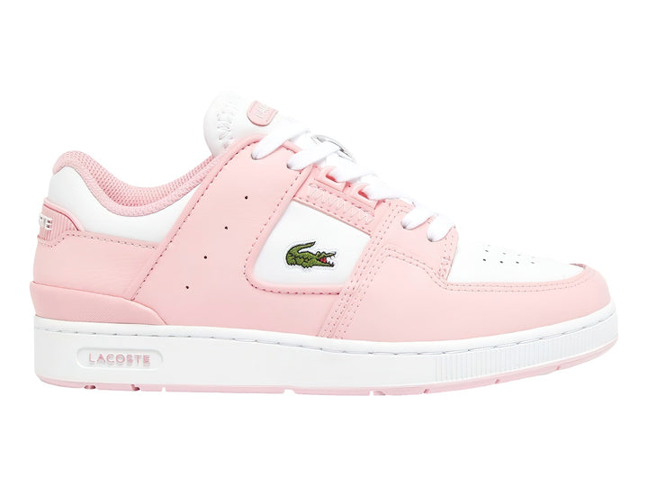 Tenis Lacoste en color rosa y blanco con suela blanca y logotipo del cocodrilo en el lateral.
