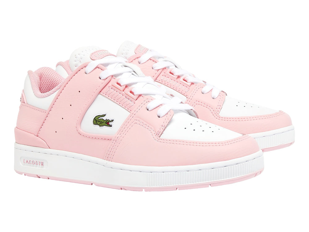 Tenis Lacoste en color rosa y blanco con suela blanca y logotipo del cocodrilo en el lateral.