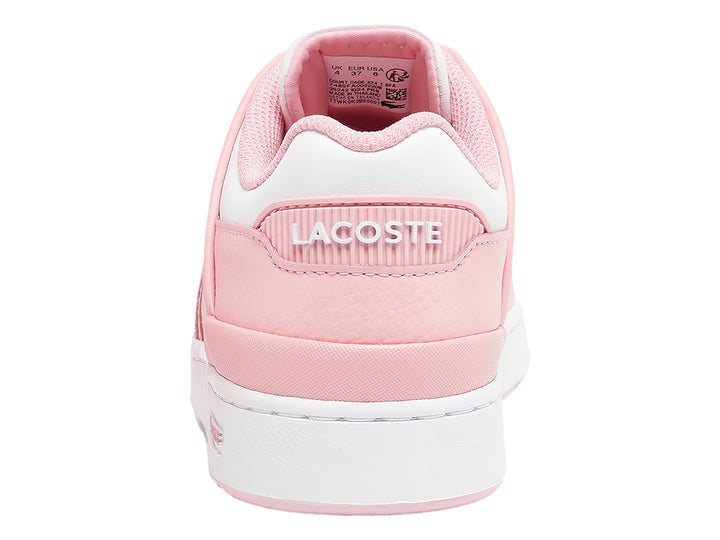 Tenis Lacoste en color rosa y blanco con suela blanca y logotipo del cocodrilo en el lateral.