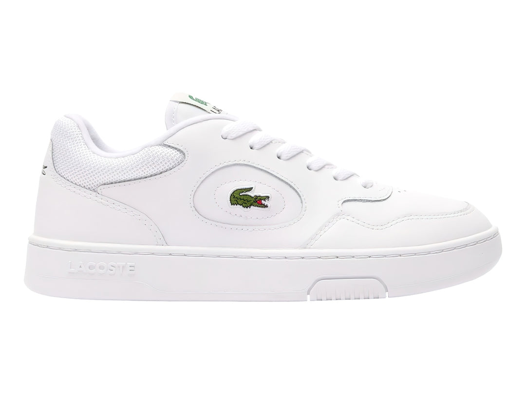Tenis blancos de cuero Lacoste con logotipo de cocodrilo verde en el lateral.