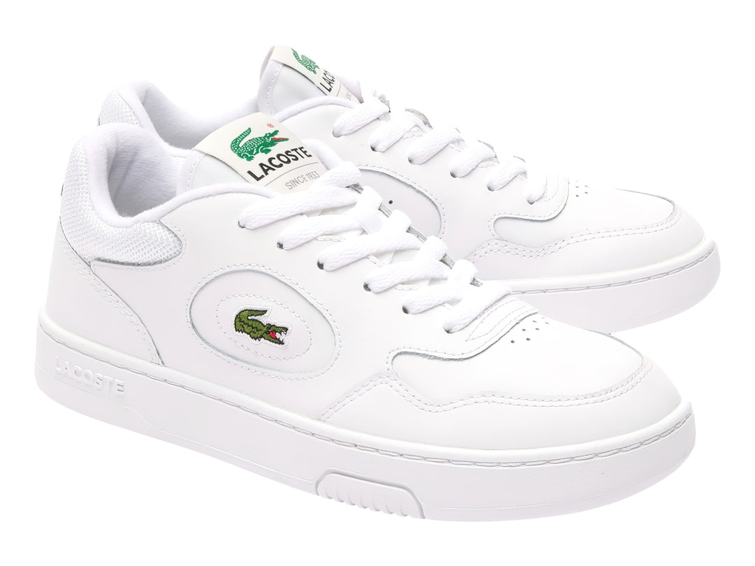Tenis blancos de cuero Lacoste con logotipo de cocodrilo verde en el lateral.
