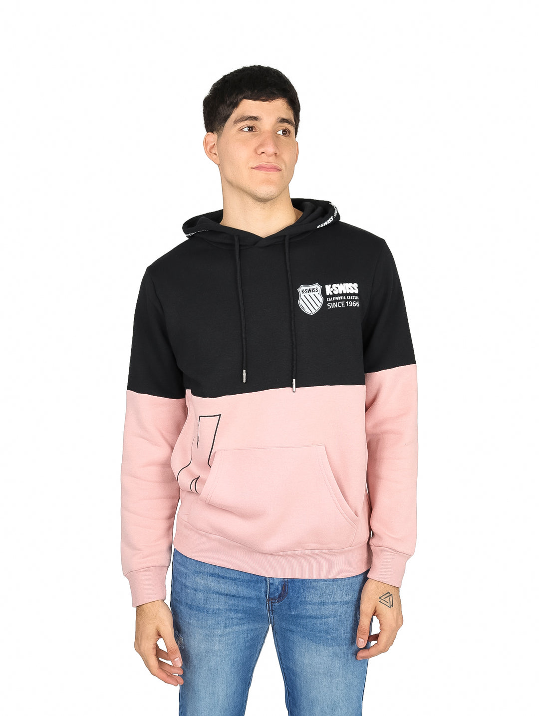 Hombre vistiendo sudadera K-Swiss bicolor en negro y rosa con capucha
