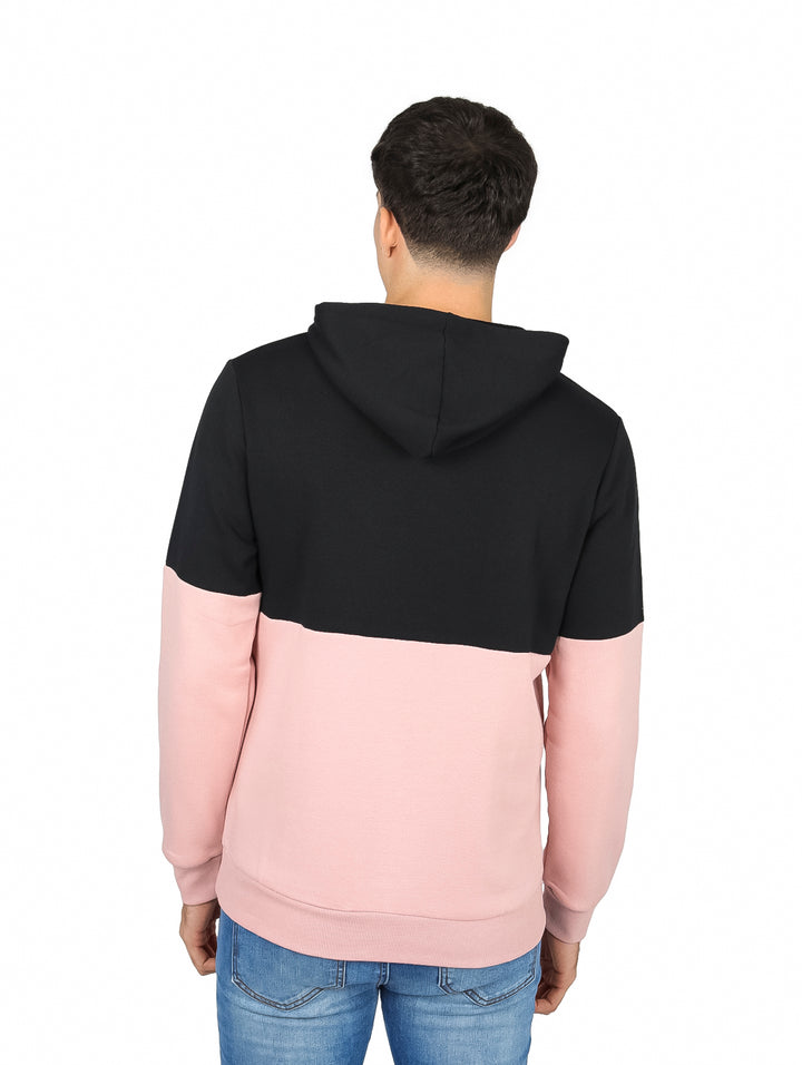 Hombre vistiendo sudadera K-Swiss bicolor en negro y rosa con capucha