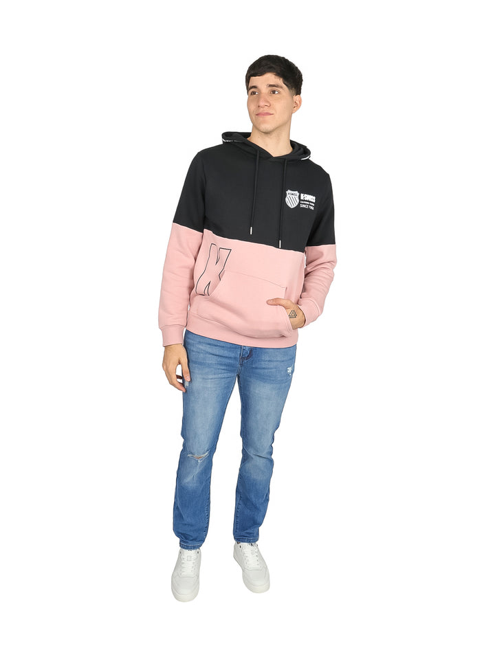 Hombre vistiendo sudadera K-Swiss bicolor en negro y rosa con capucha