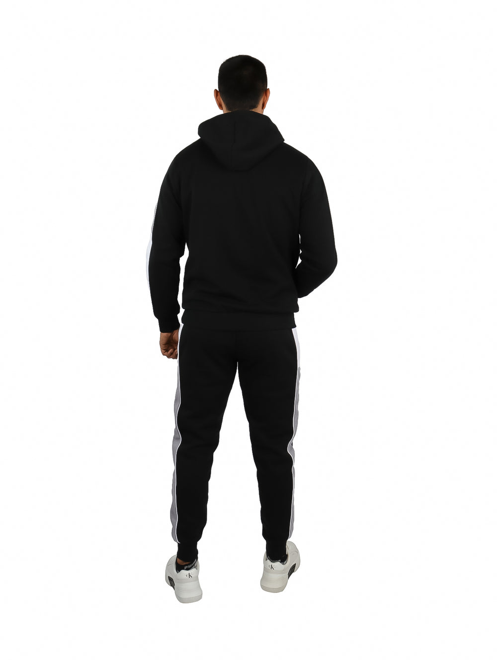 Hombre vistiendo un conjunto deportivo negro de K-Swiss compuesto por sudadera con capucha y pantalón.