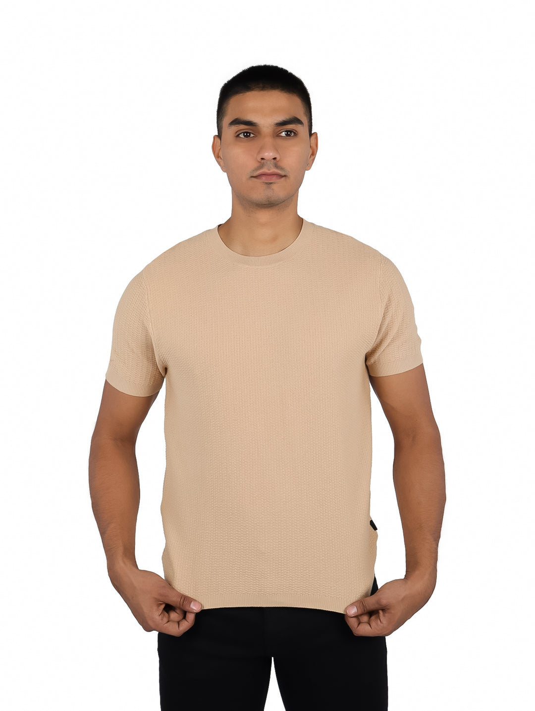 Hombre vistiendo una playera color beige de manga corta y cuello redondo.