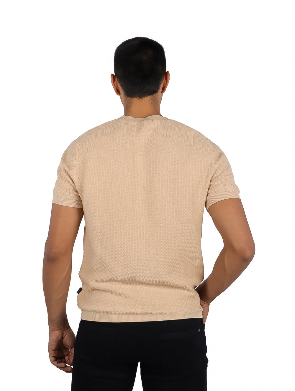 Hombre vistiendo una playera color beige de manga corta y cuello redondo.