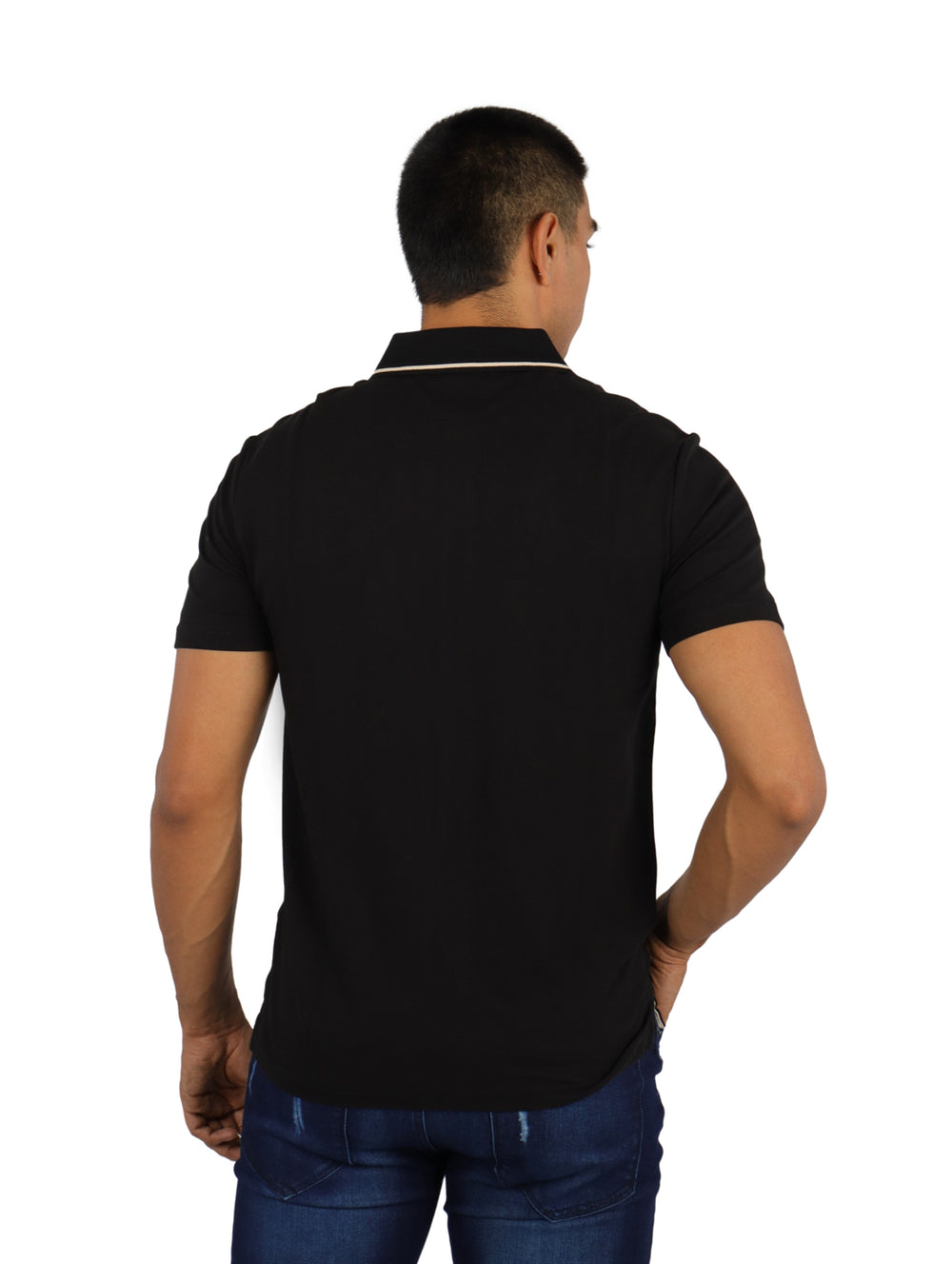 Hombre vistiendo una camisa negra de manga corta con cuello blanco contrastante y botones frontales.